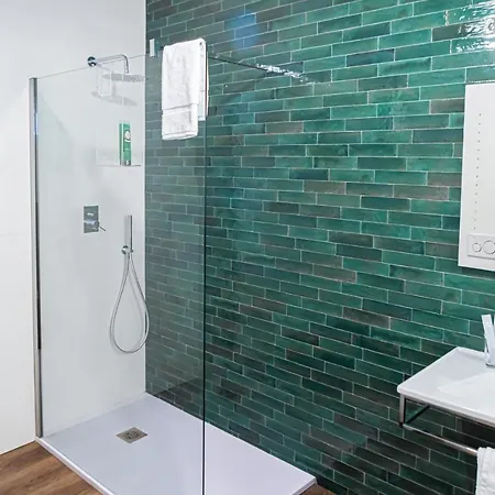 Alojamento de Acomodação e Pequeno-almoço Melo 48 4*